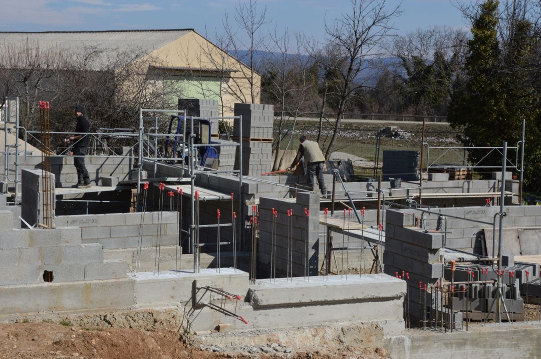 Rohbau eines Einfamilienhauses mit Kran auf einer Baustelle im Kreis Heinsberg